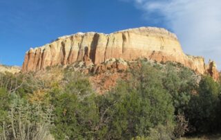 Travelling adventures for women to New Mexico: Explore red buttes and magical desert landscapes.