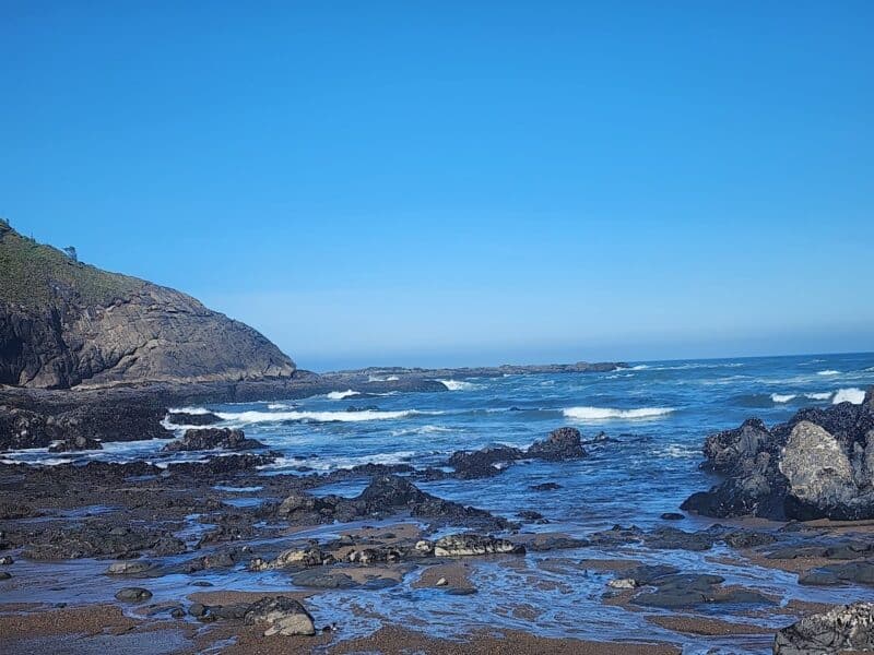 Women Traveling Adventure Tours to the rocky Oregon Coast