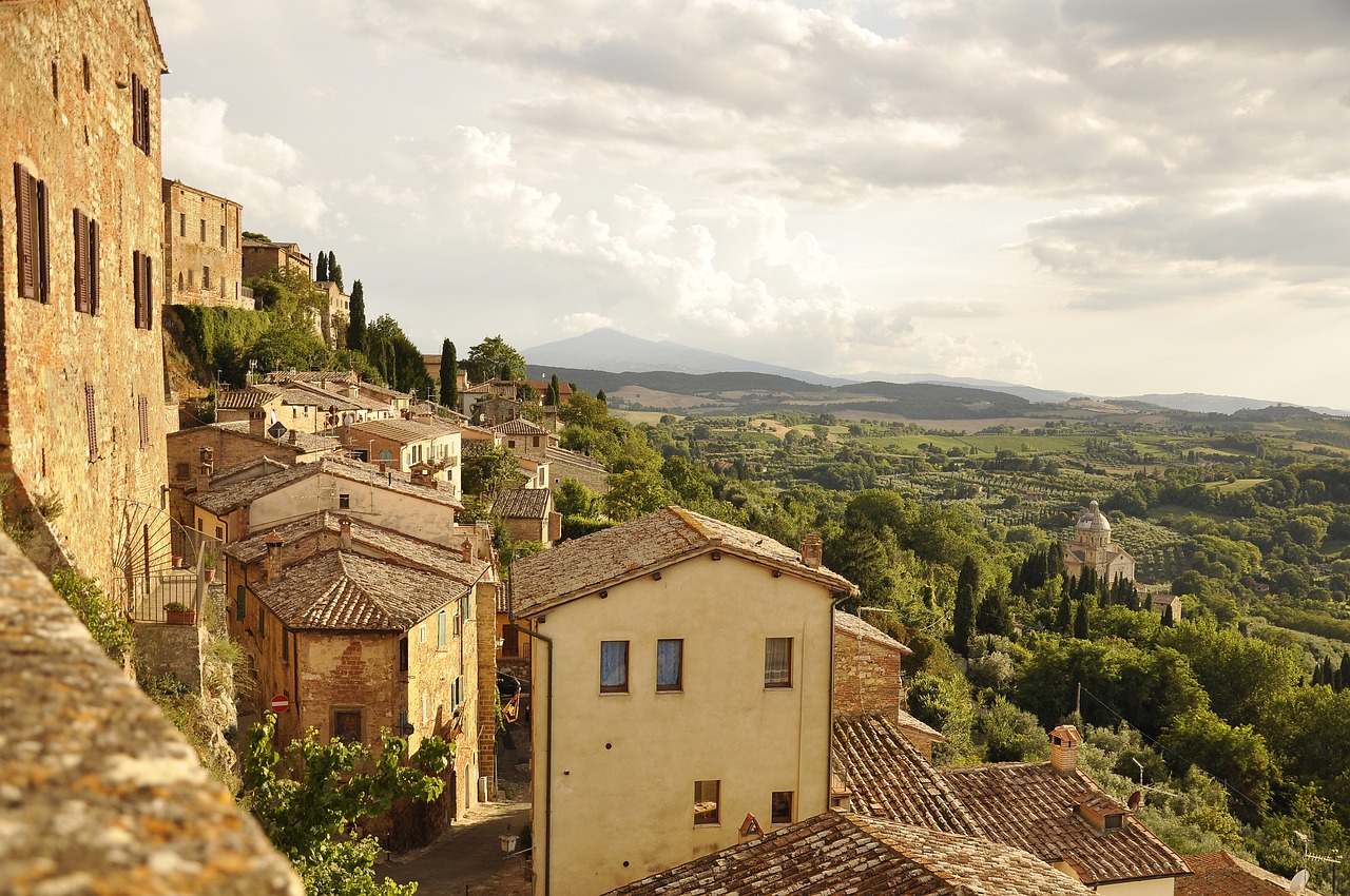 Women traveling together on a gorgeous Tuscany tour